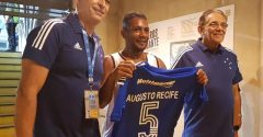 Augusto Recife recebe camisa do Cruzeiro no Mineirão