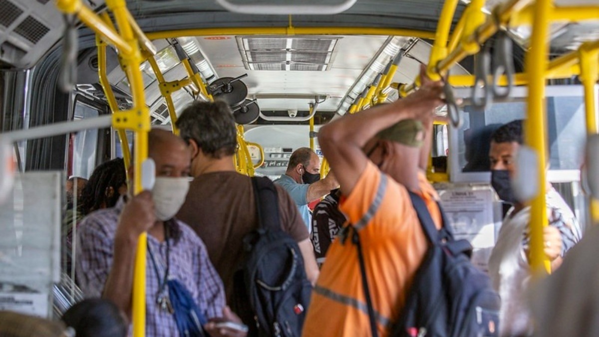 Três linhas de ônibus terão horários alterados aos sábados em