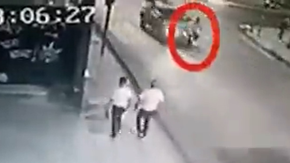 momento em que ciclista é atingido por carro