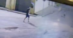 vídeo de câmera de segurança mostra mulher sendo perseguida por homem na rua