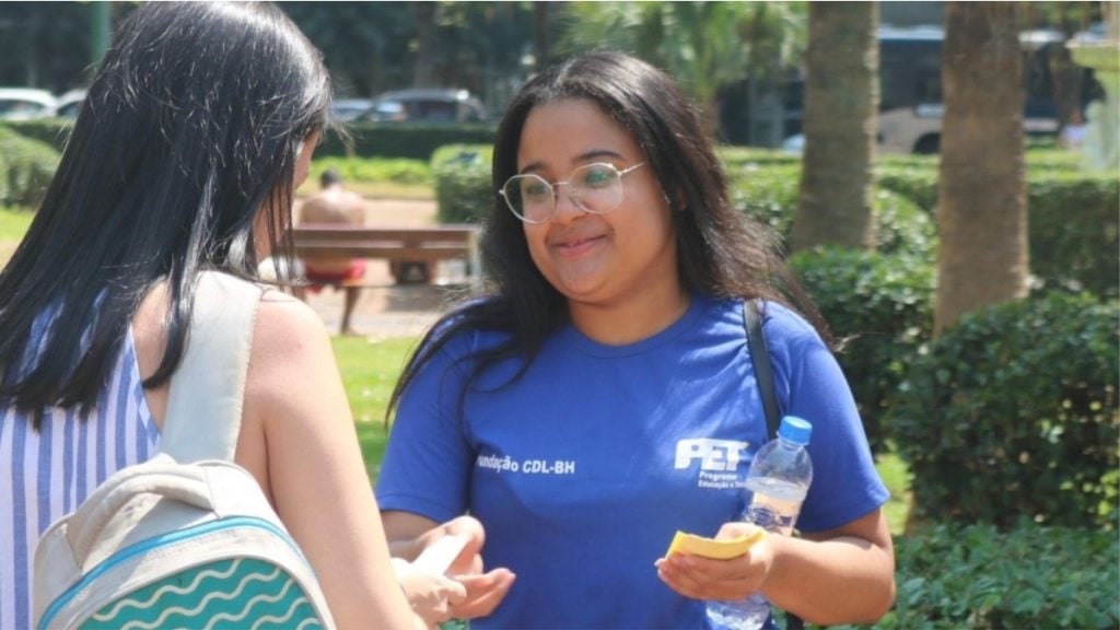 jovens praça da liberdade