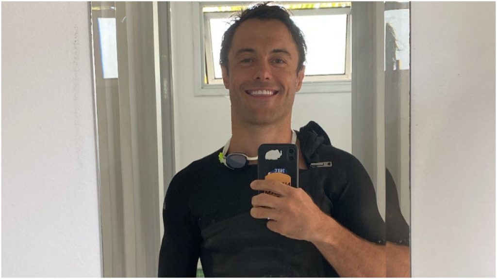 kayky brito em selfie na frente do espelho