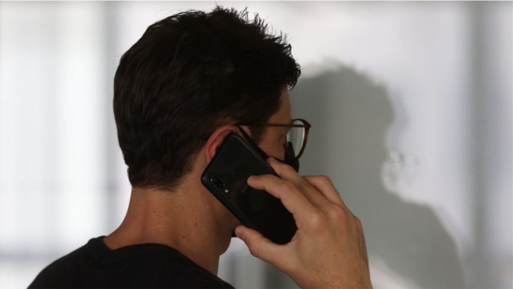 homem atendendo a ligação telefônica- como bloquear ligações de telemarketing?