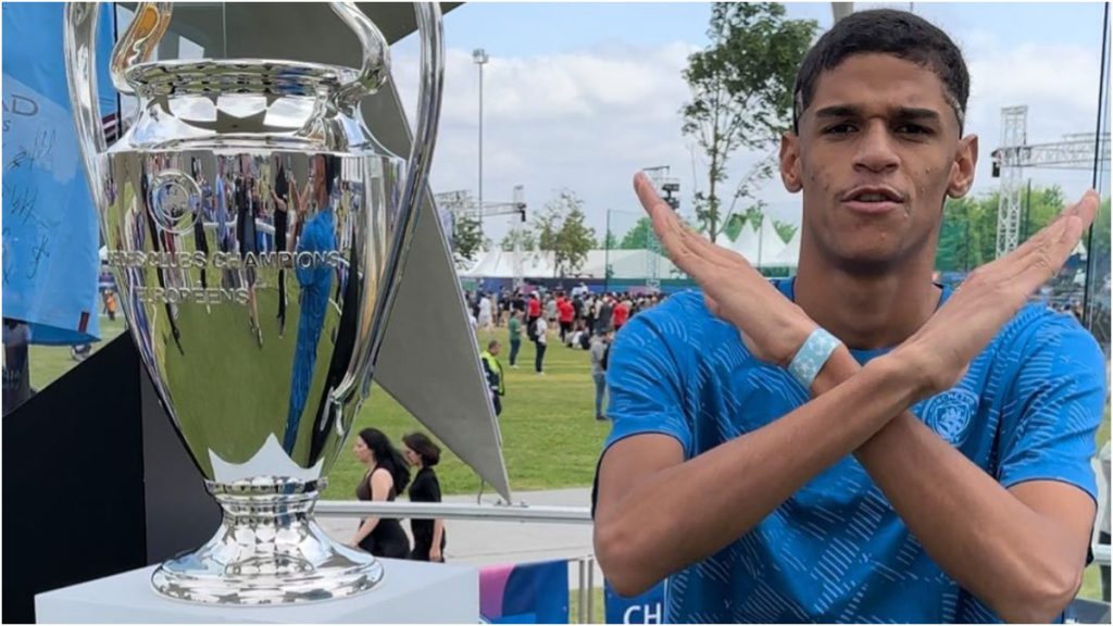 luva de pedreiro ao lado da taça da champions league