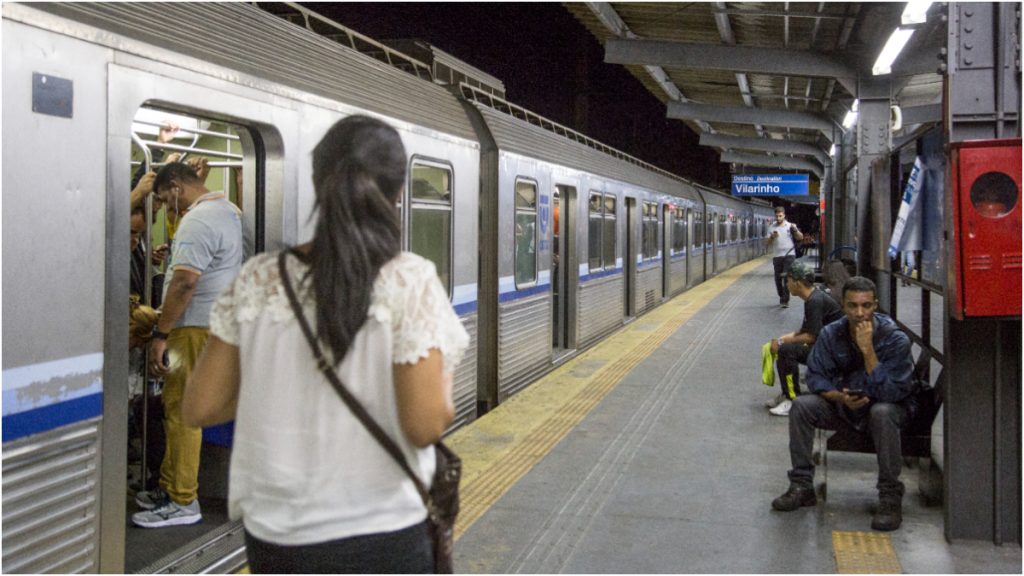 mulher andando na estação do metrô