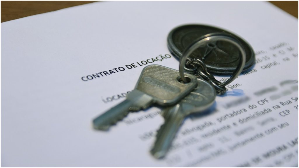 proprietário condenado indenizar inquilinos
