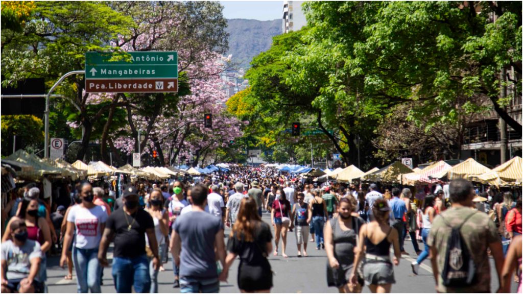 pessoas andando na feira hippie em BH