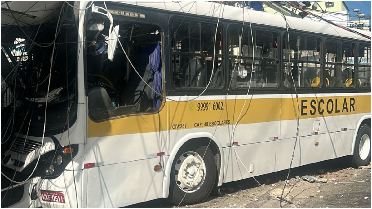 ônibus escolar destruído após bater em poste