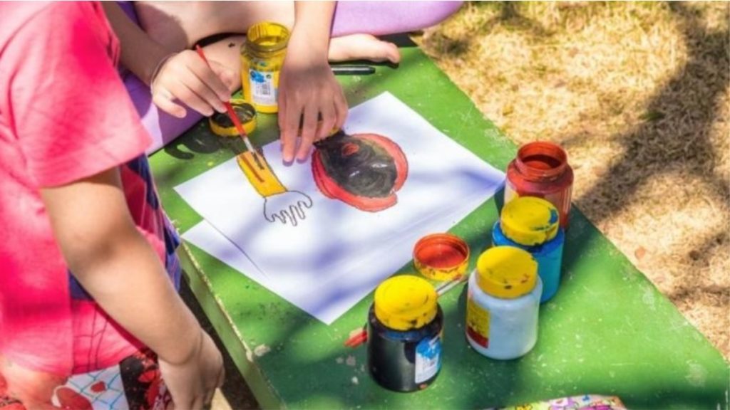 crianças pintando