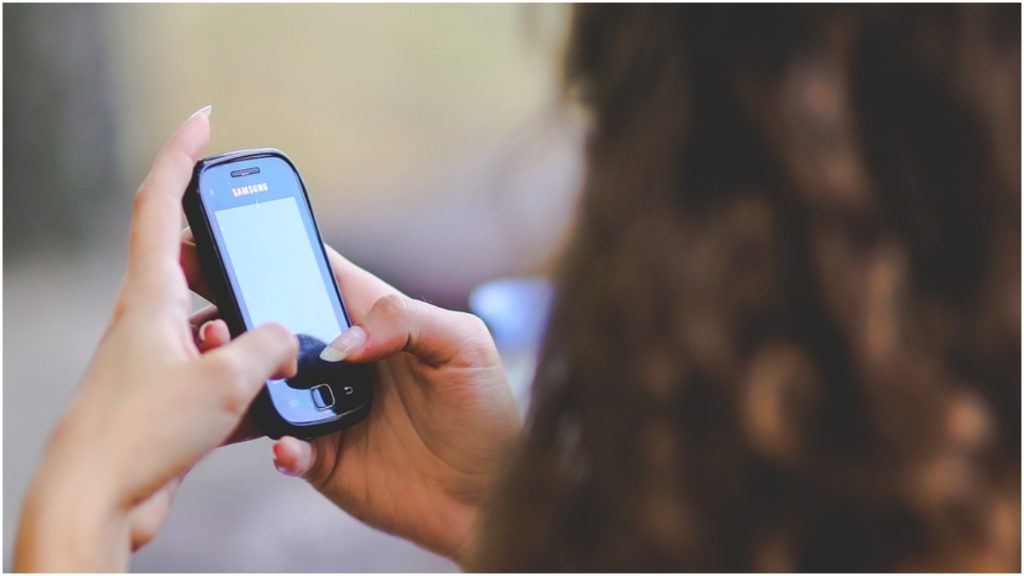 jovem segurando celular