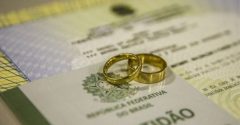 alianças e certidão de casamento