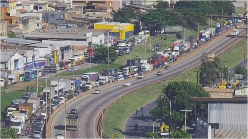 batida caminhões anel