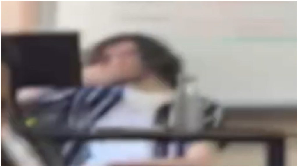 professor fuma em sala