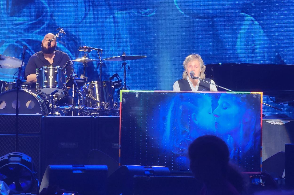 Paul McCartney tocando piano em show na Arena MRV em BH