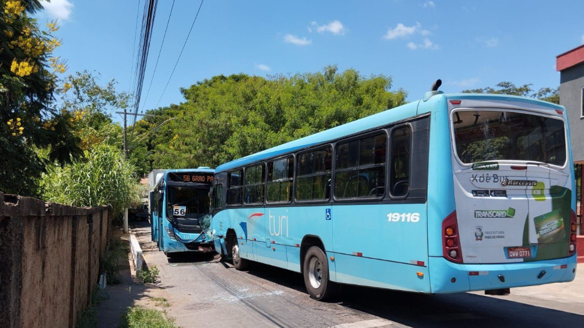 Dois ônibus colidiram em Pará de Minas