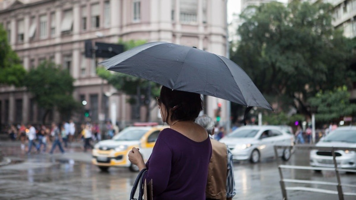 pessoa com guarda-chuva