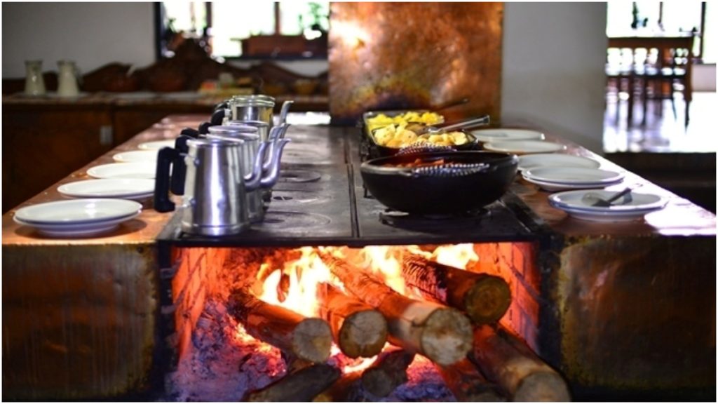 comida no fogão a lenha