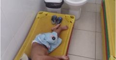 criança dormindo banheiro creche pains