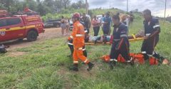 homem sendo resgatado pelos bombeiros homens caem voo parapente mg