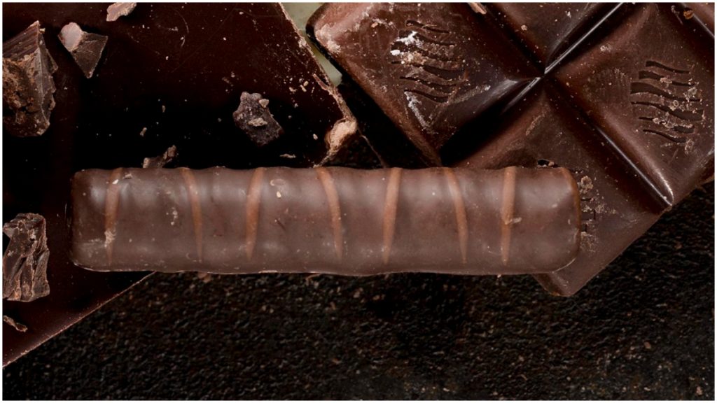 mulher indenização larva chocolate