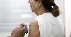Prefeitura de BH vai aplicar dose de reforço da vacina bivalente contra Covid em idosos