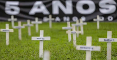 Cruzes na Esplanada lembram vítimas de tragédia em Brumadinho