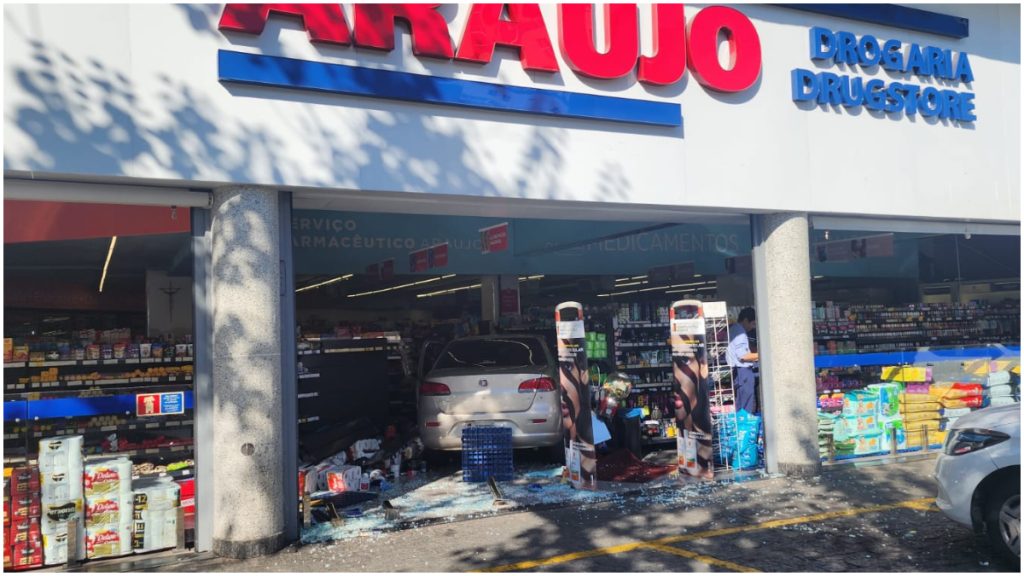 carro invade araújo