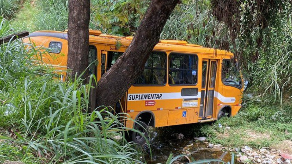 Ônibus suplementar cai em Belo Horizonte