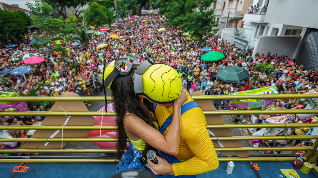 Casal fica noivo no bloco Beiço do Wando