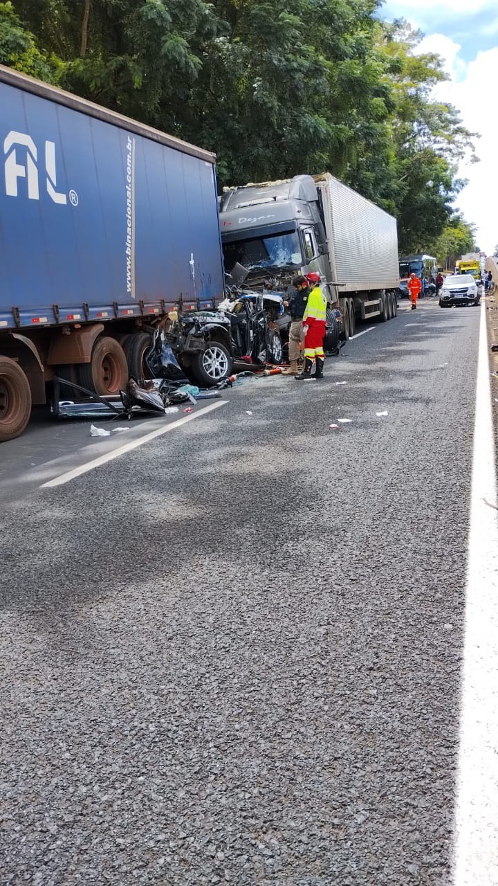 Acidente entre carretas, caminhonete e carros deixa feridos na BR-050 ...