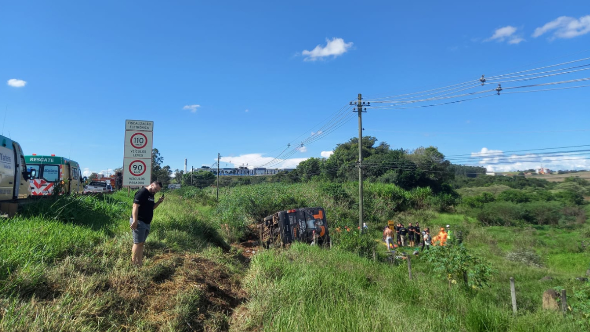 Um ônibus tombou em Pouso Alegre, no Sul de Minas Gerais, e deixou seis pessoas feridas na tarde desta quarta-feira (20)