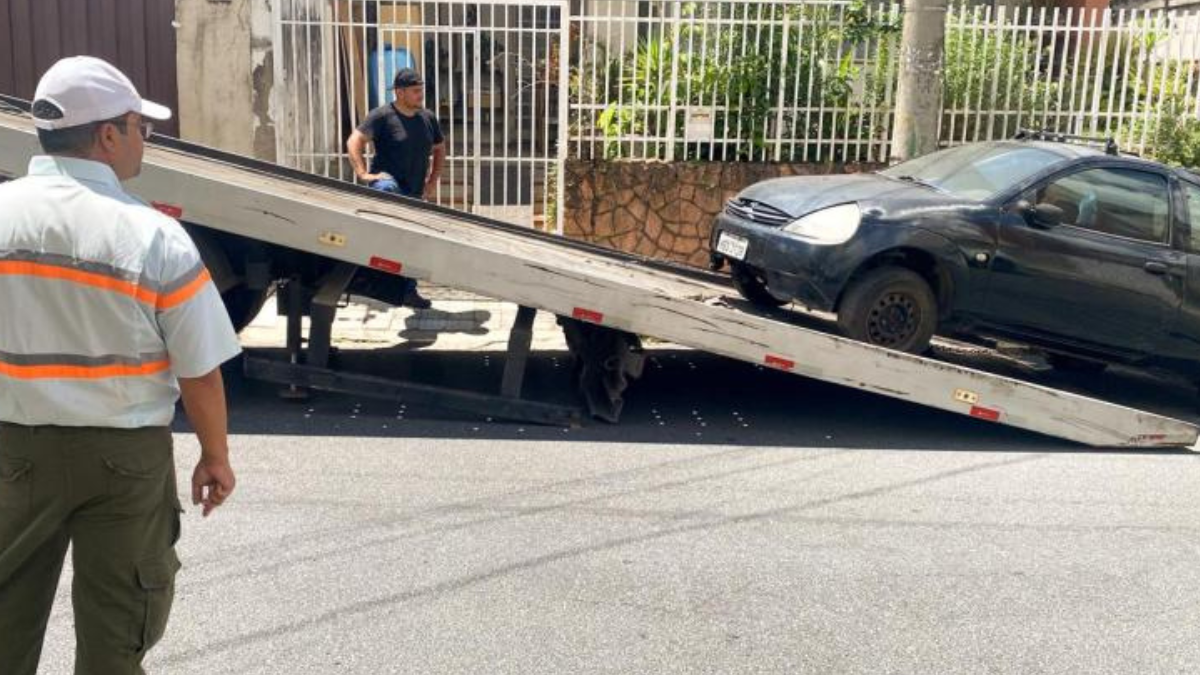 Prefeitura de BH pode remover até 150 veículos abandonados em ruas da capital