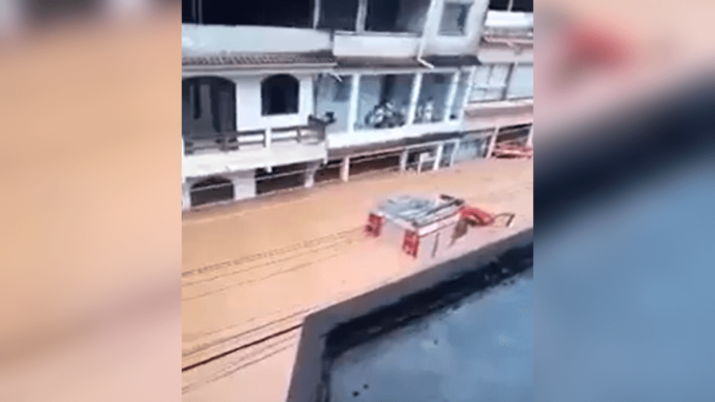 caminhão do corpo de bombeiros arrastado enxurrada em mimoso do sul