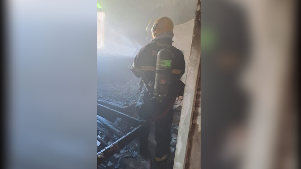 celular carregando incêndio