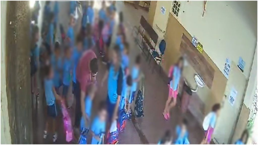 pai empurra menina escola