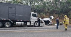 acidente carro e caminhão br-251