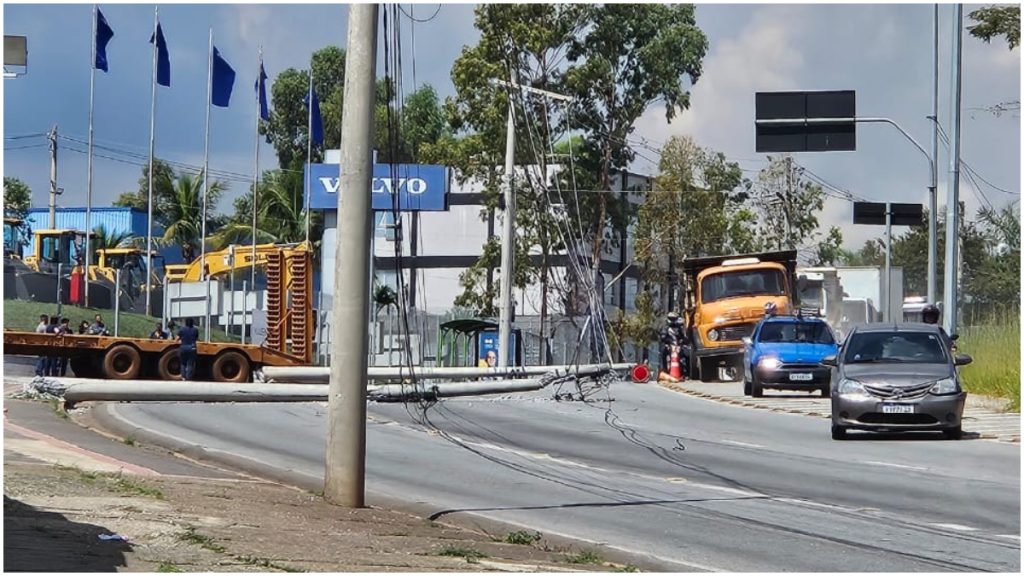 carreta derruba postes