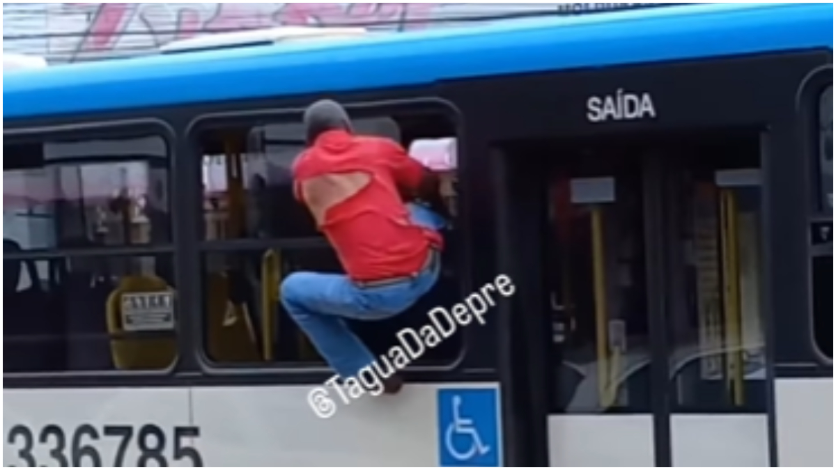 homem pendurado ônibus