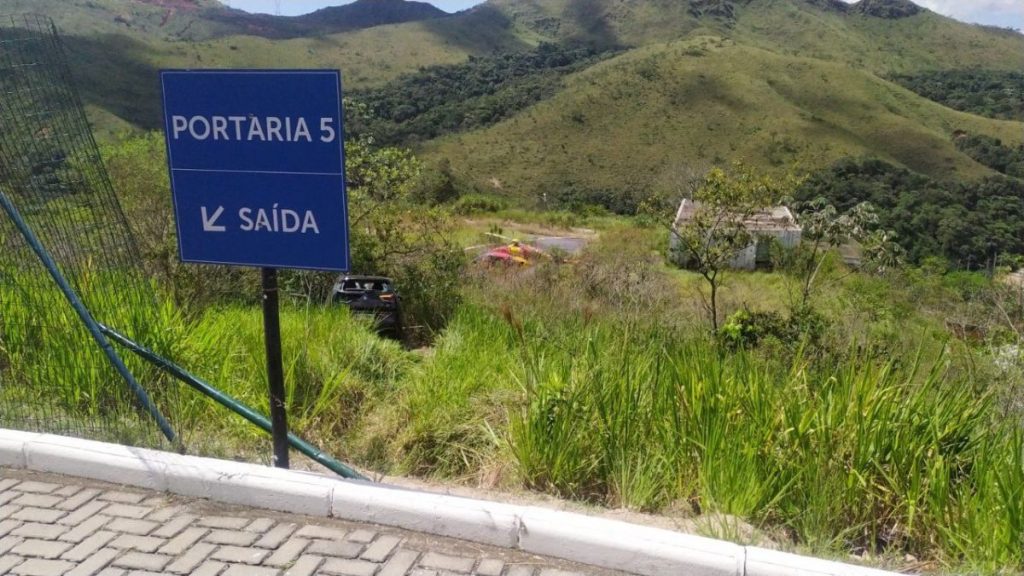 motorista perde controle carro invade terreno grande bh