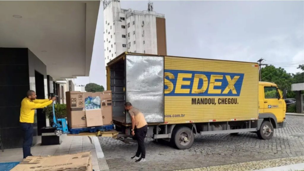 caminhão correios suspendem doação de roupas