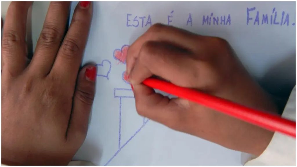 especialistas explicam beijar na boca dos filhos