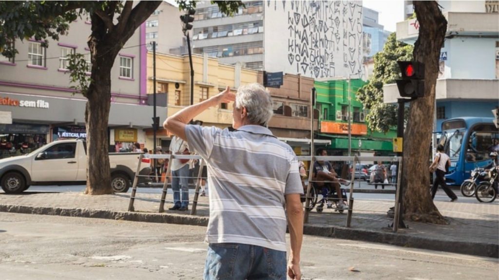homem protegendo o rosto do sol onda de calor belo horizonte