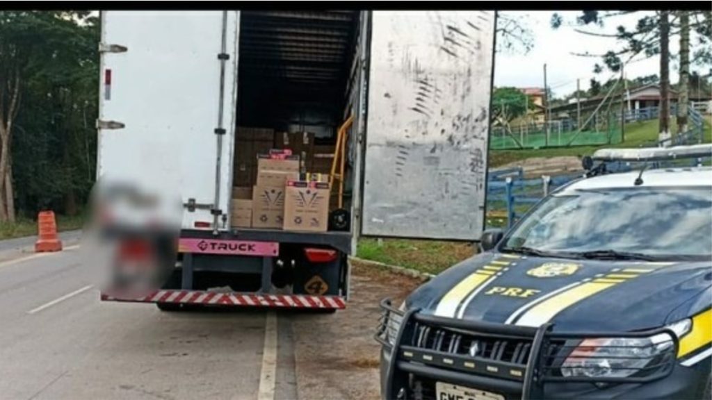 caminhão prf apreende maços de cigarros
