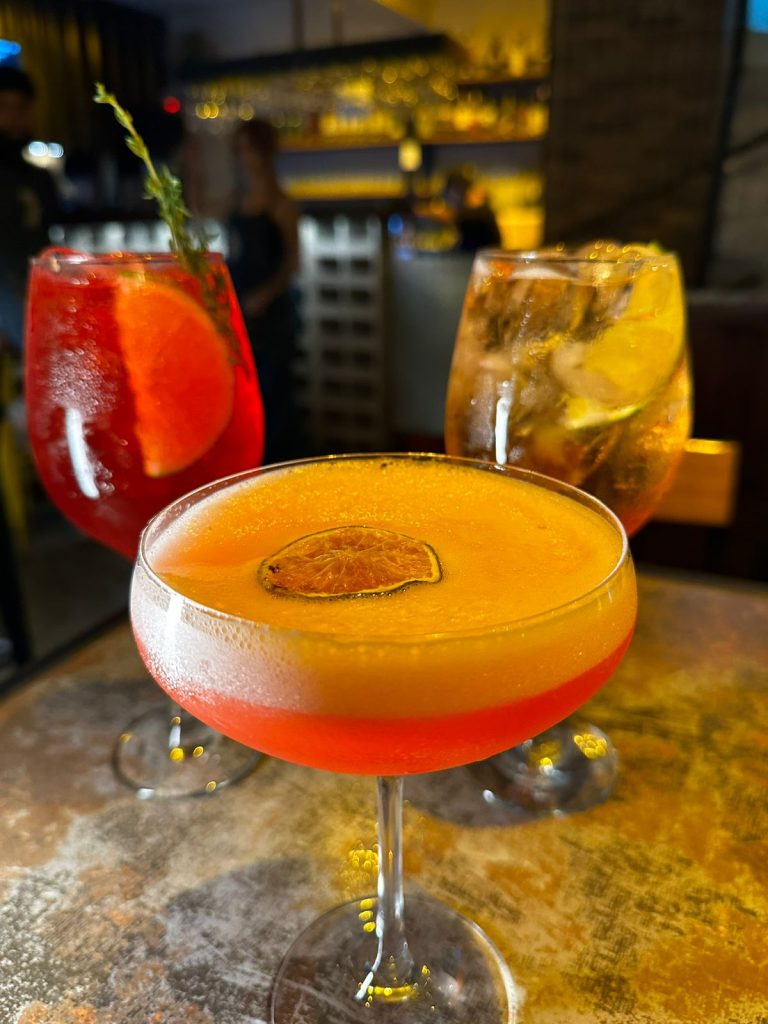 Alguns drinks do Protótipo, com destaque para o Sutil Descontrole.