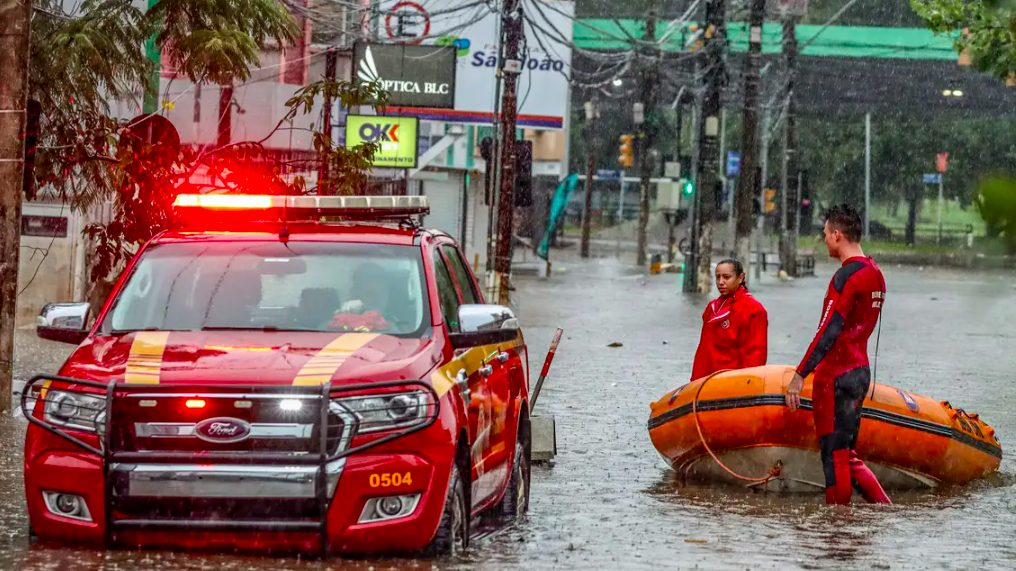 Bombeiros trabalhando nas enchentes no RS