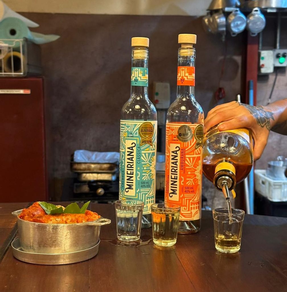 Uma porção de linguiça acompanhando ótimos rótulos de cachaça, na Casa Alvorada.