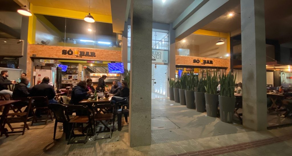 Sô Bar, no Castelo, em dia de terça feira de comida de graça.