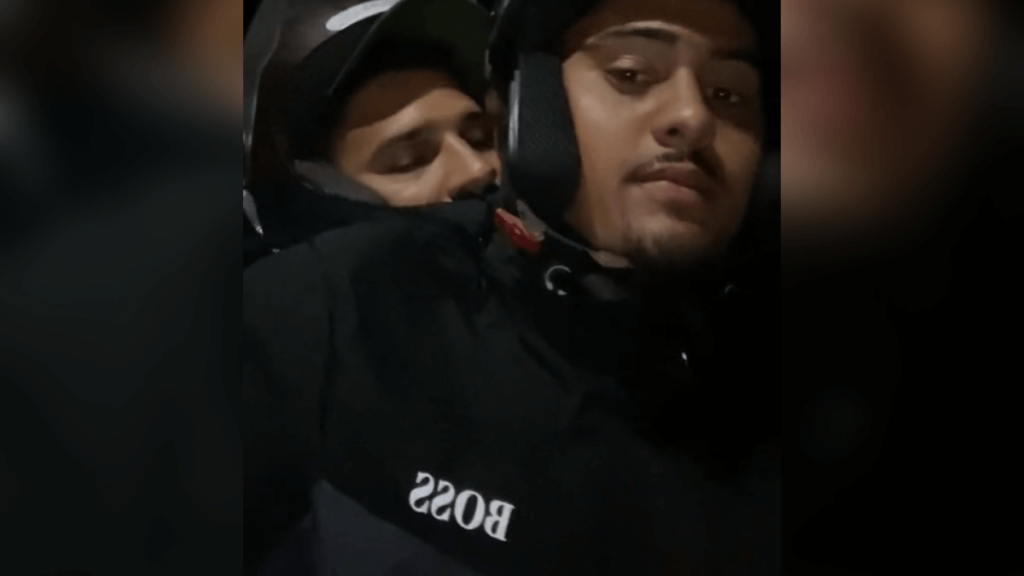 vídeo passageiro dorme abraçado no moto táxi