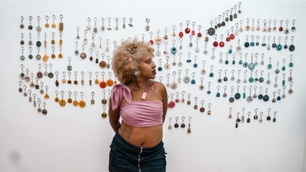 exposição de chaveiros mama cadela