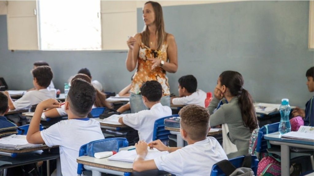 pbh nomeia professores e abre vagas emeis